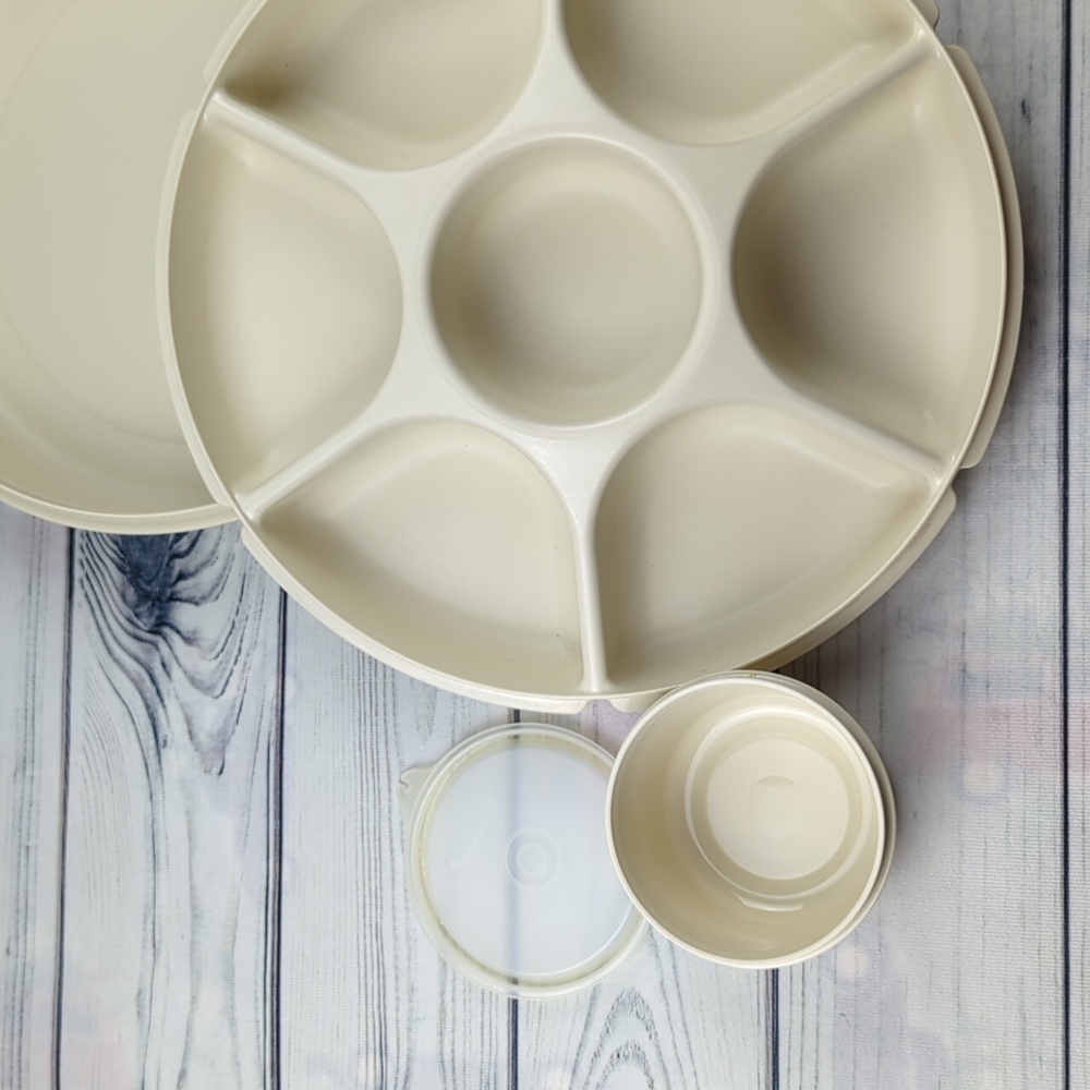 Tupperware Serving Center - Picture 9 of 9